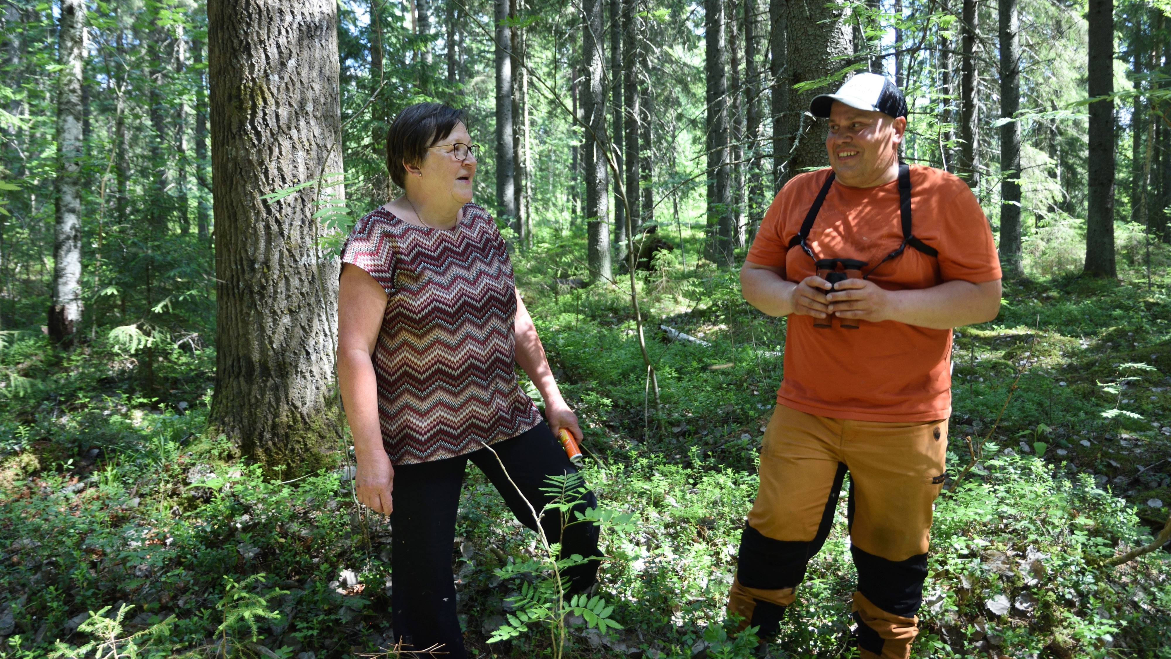 Raija Hämäläinen ja Teemu Ukkonen keskustelevat metsässä.